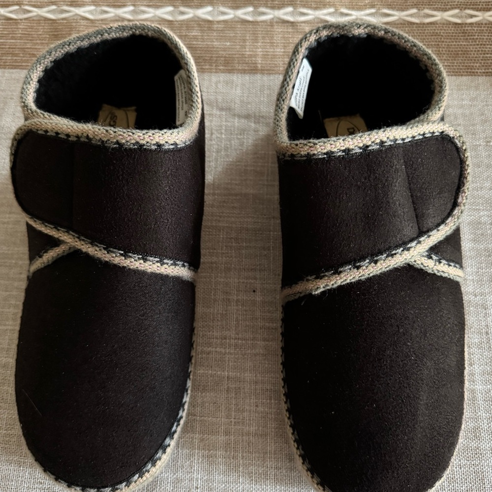 Deer Stags Women's size 8 Black Utopia Slippers